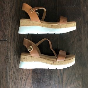 NWOT size 8.5 Steve Madden platform sandals